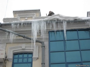 Уборка снега с крыши. Чистка кровли от наледи, удаление сосулек (Фото)