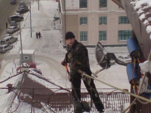 Уборка снега с крыш и очистка кровли от наледи (Фото)